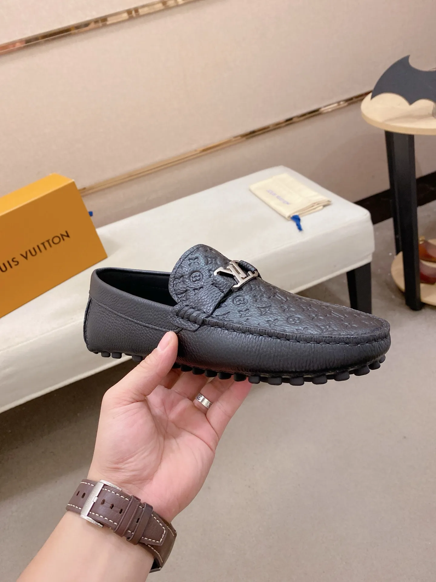 Factory price: 500💰High-end quality! LV 🆕🆕Exclusive hot-selling products in stock🔥🔥New products on the shelves, high-quality Ferragamo men's pea shoes, high-end casual driving shoes, with complete packaging! 💪 💪 Material: imported pebbled first-layer cowhide 🐂 + imported high-quality buffalo leather lining + wear-resistant outsole 👍🏻👍🏻 Features: high-end and comfortable, purely handmade 🚀 🚀 Create the perfect shoe that suits you best 🔥 🔥 Size: (38-44) 45 standard size can be customized!